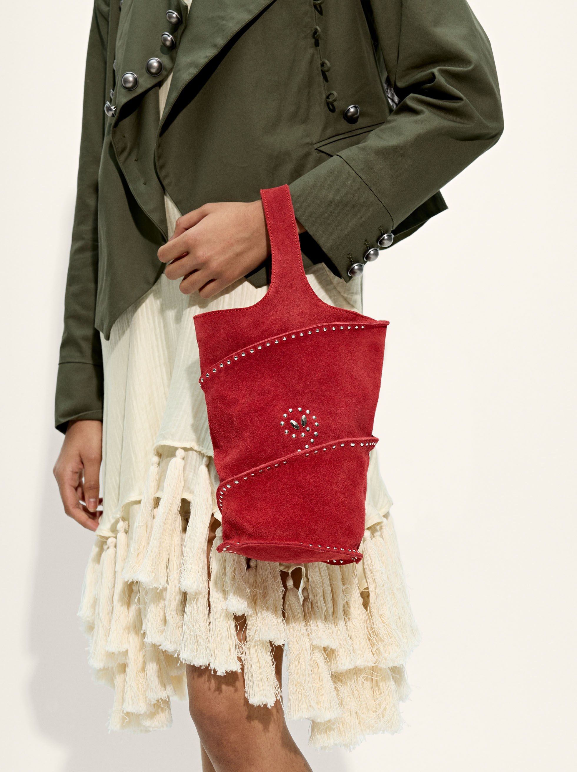 Borsa a mano cilindrica in pelle con borchie