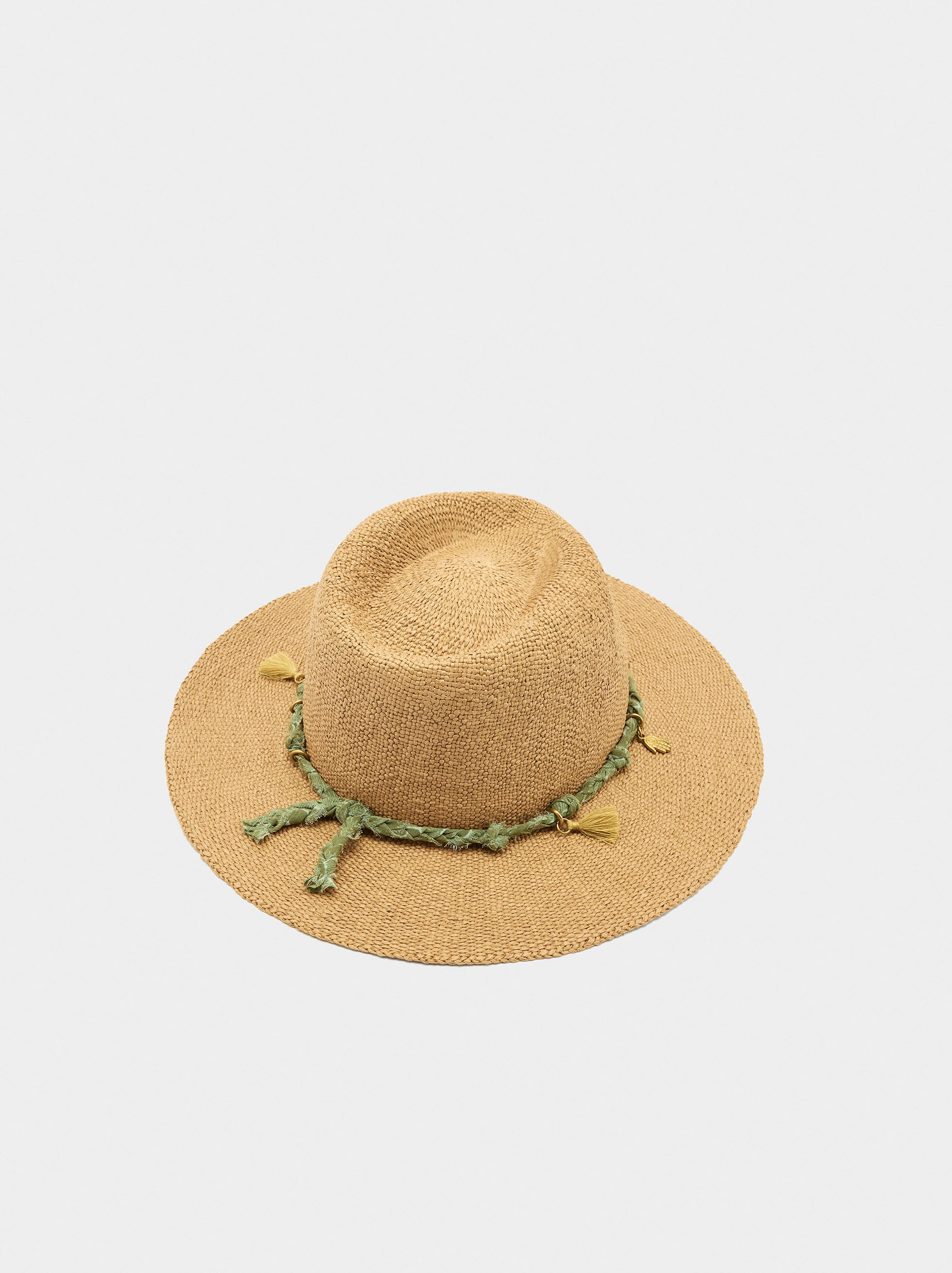 Cappello effetto paglia con cordoncino e charms