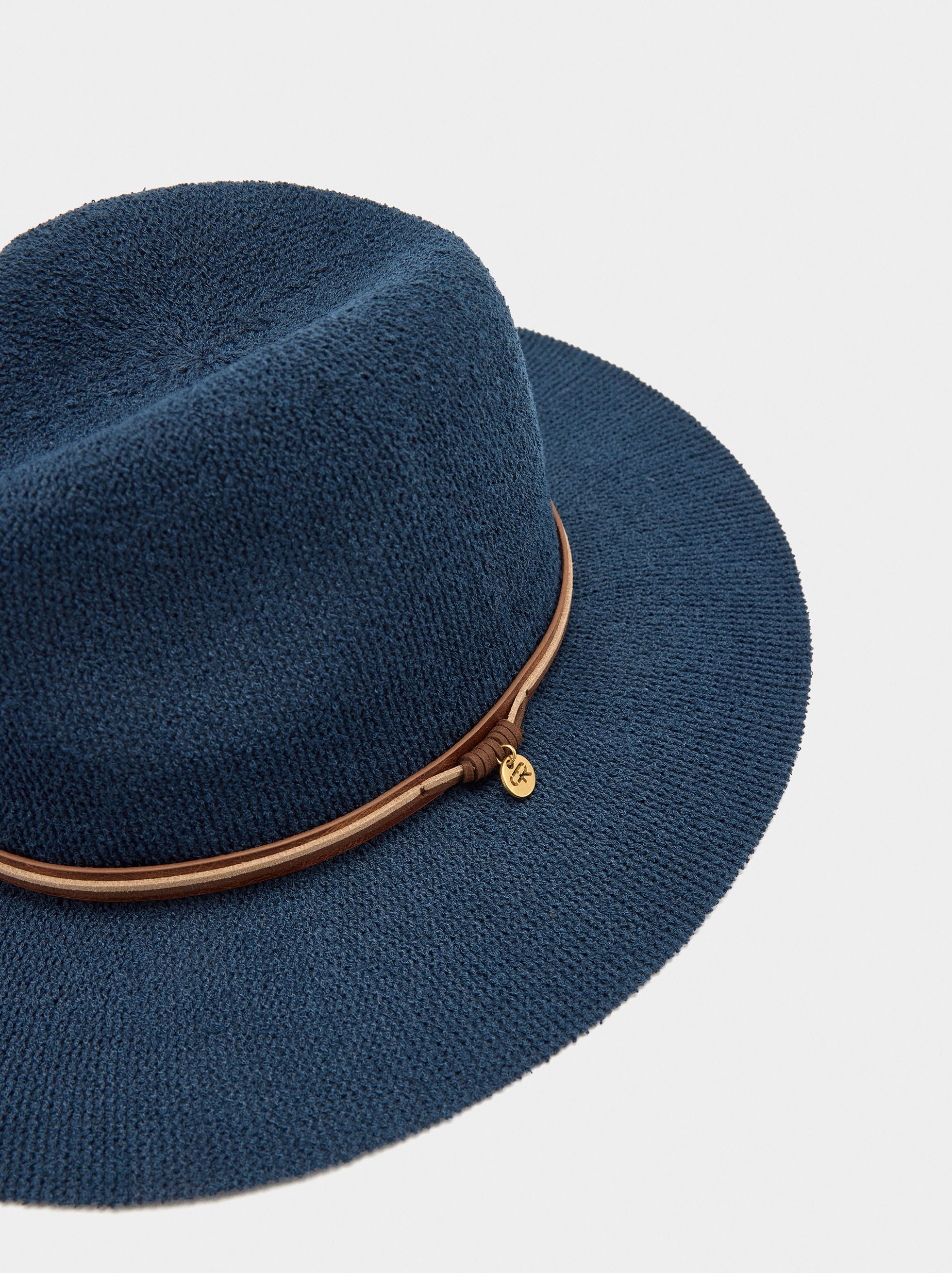 Cappello in maglia con cinturini effetto pelle