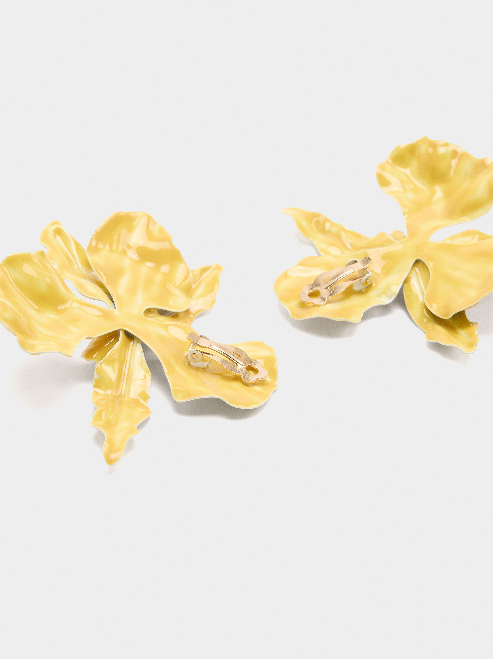 Orecchini grandi a forma di fiore con smalto