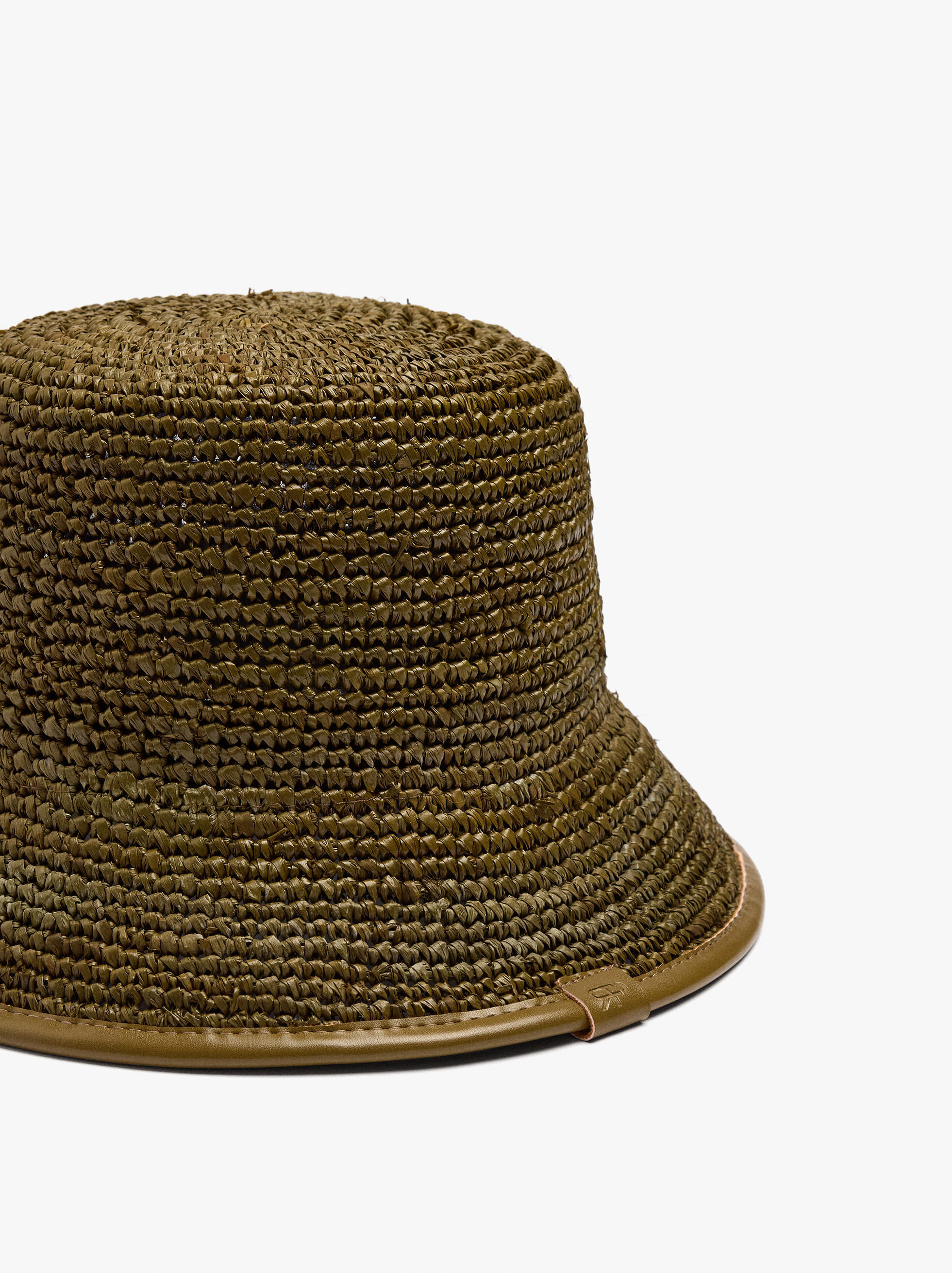 Cappello bucket in rafia