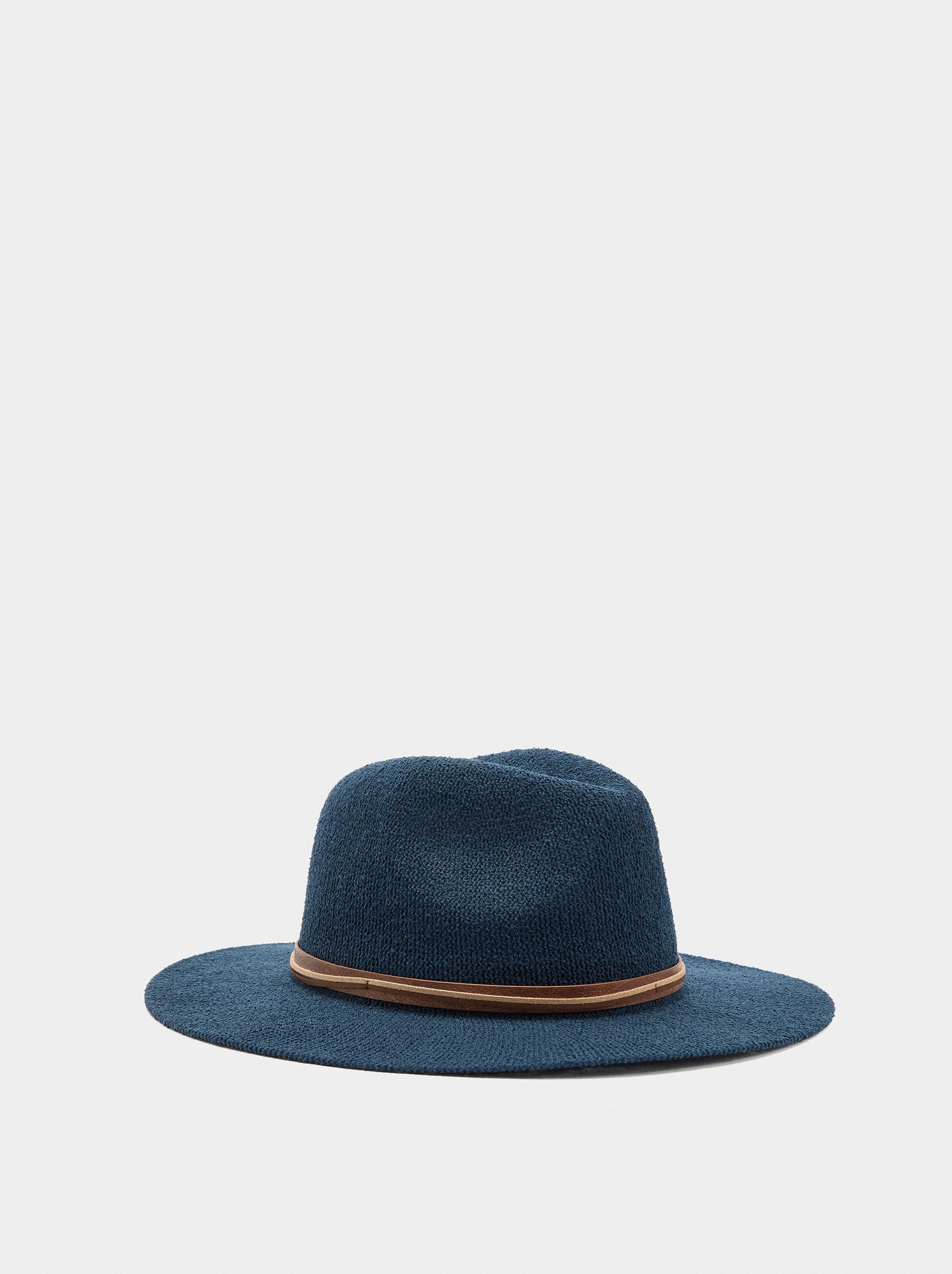 Cappello in maglia con cinturini effetto pelle