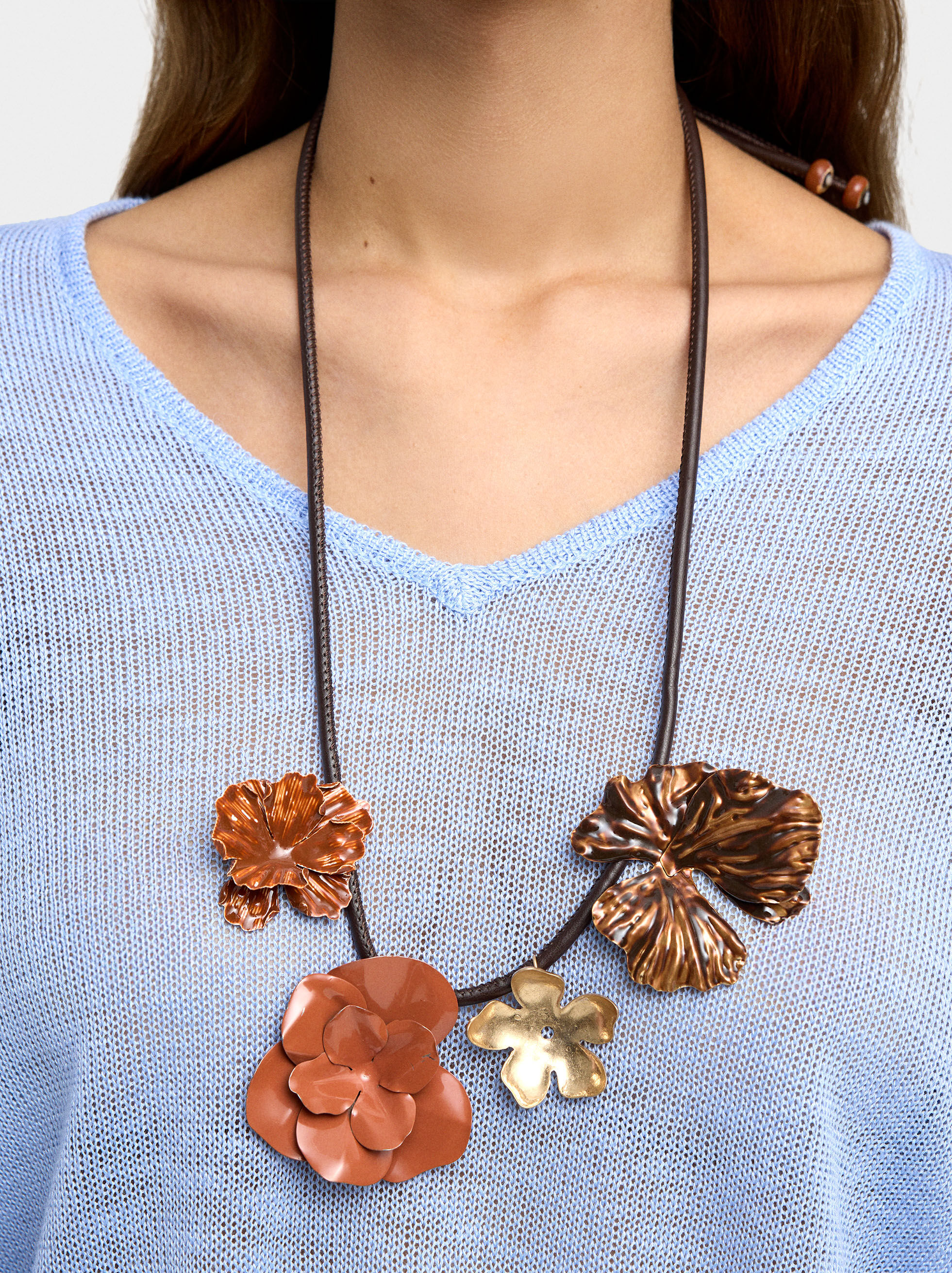 Collana con cordoncino con fiori smaltati