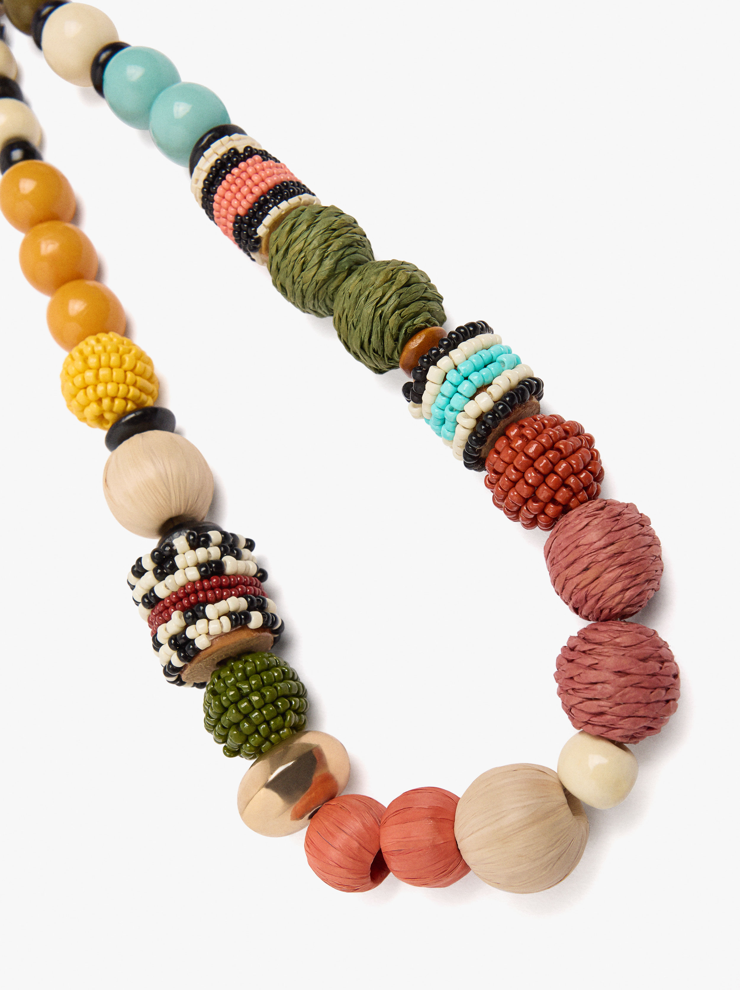 Collana multicolore con perline di rafia e legno