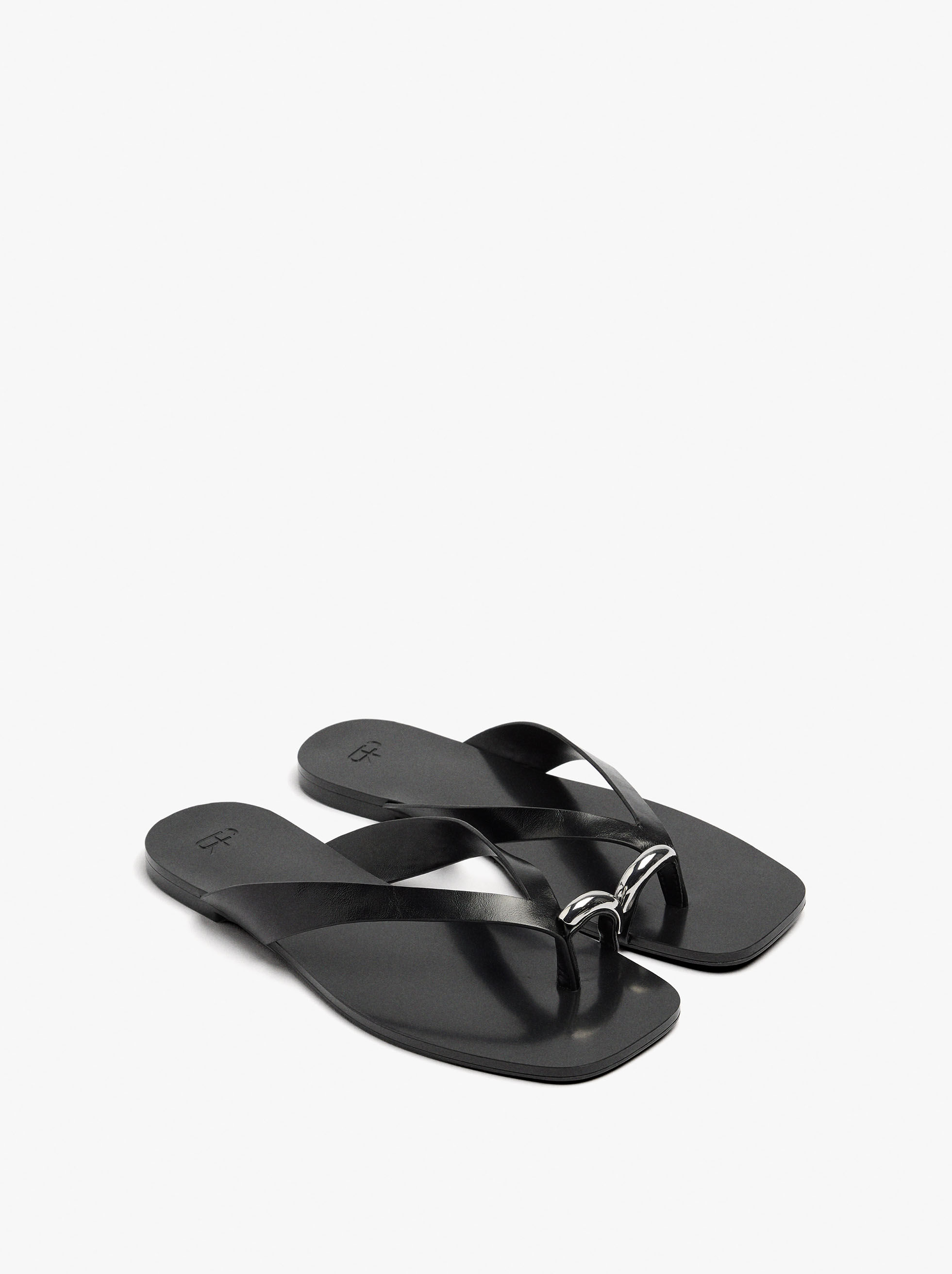 Sandali thong in pelle con dettaglio metallico