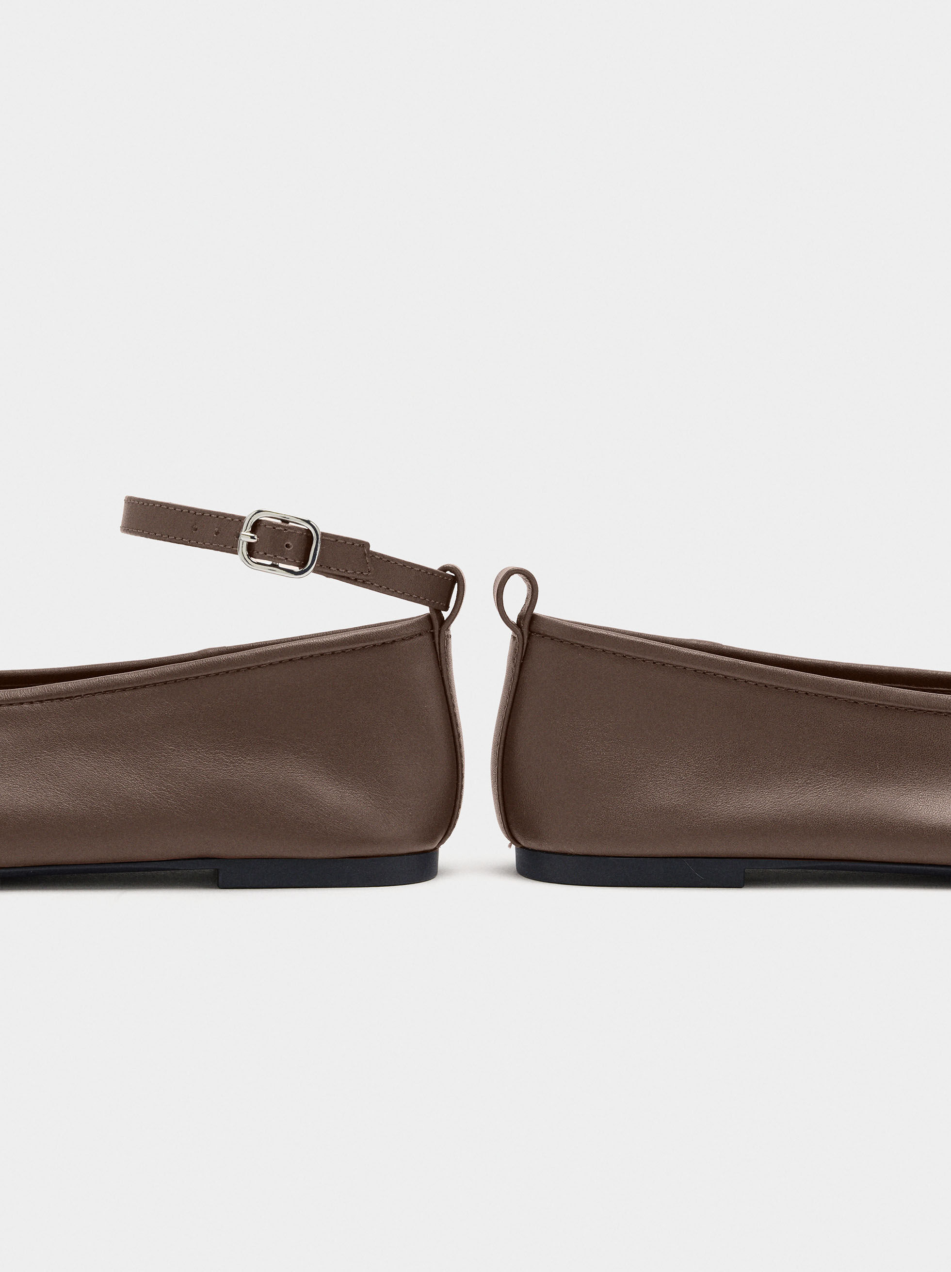 Sneakers in pelle con cinturino e fibbia