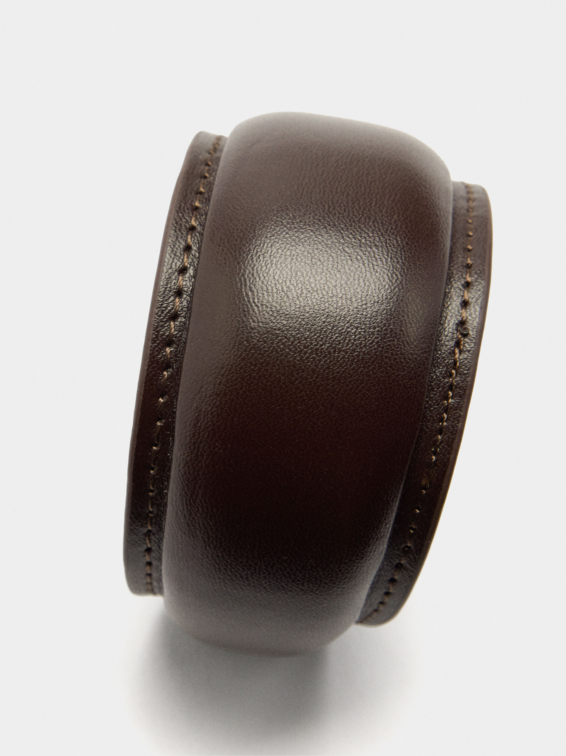 Bracciale rigido effetto pelle