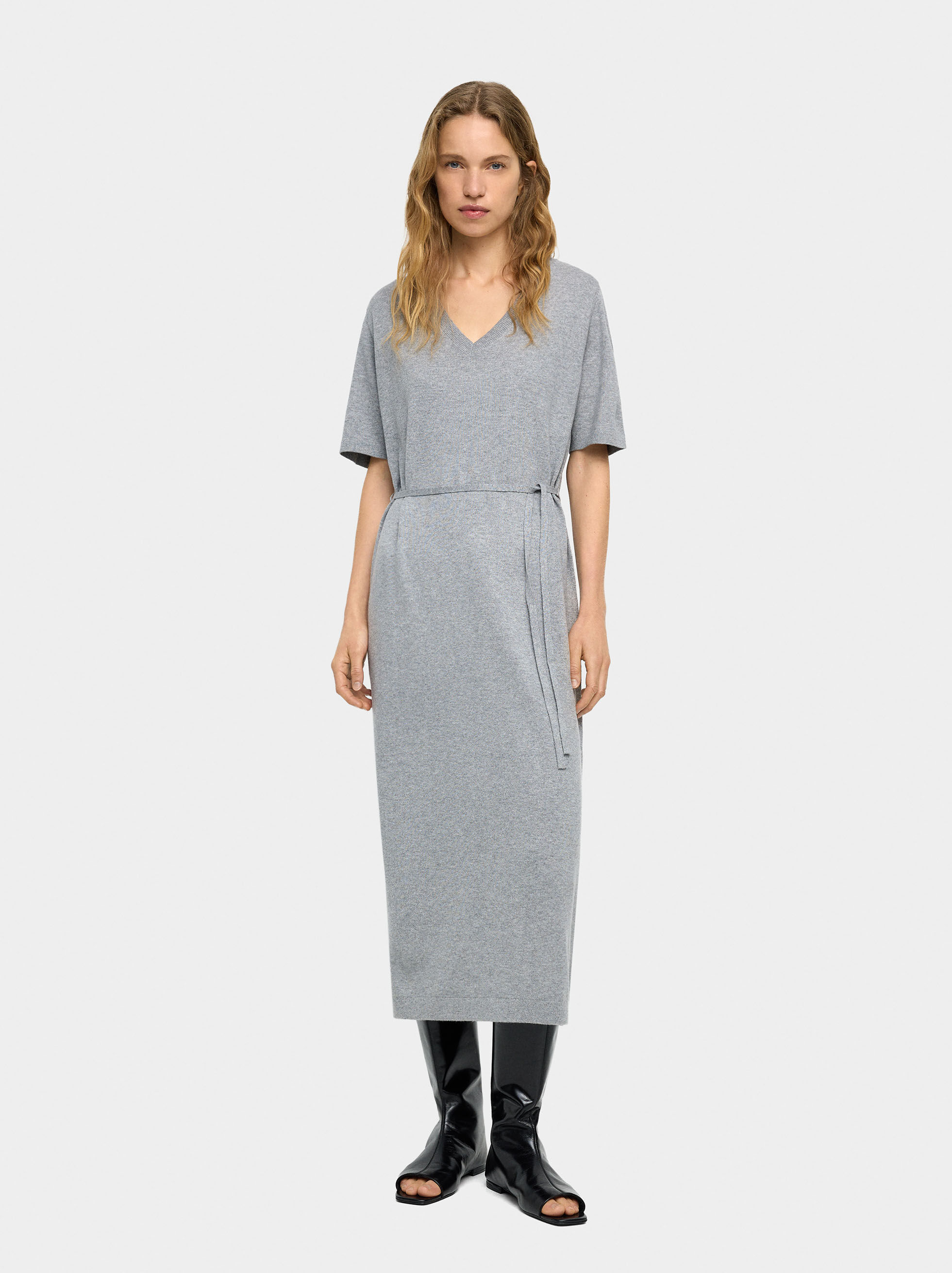 Abito midi in maglia con cintura