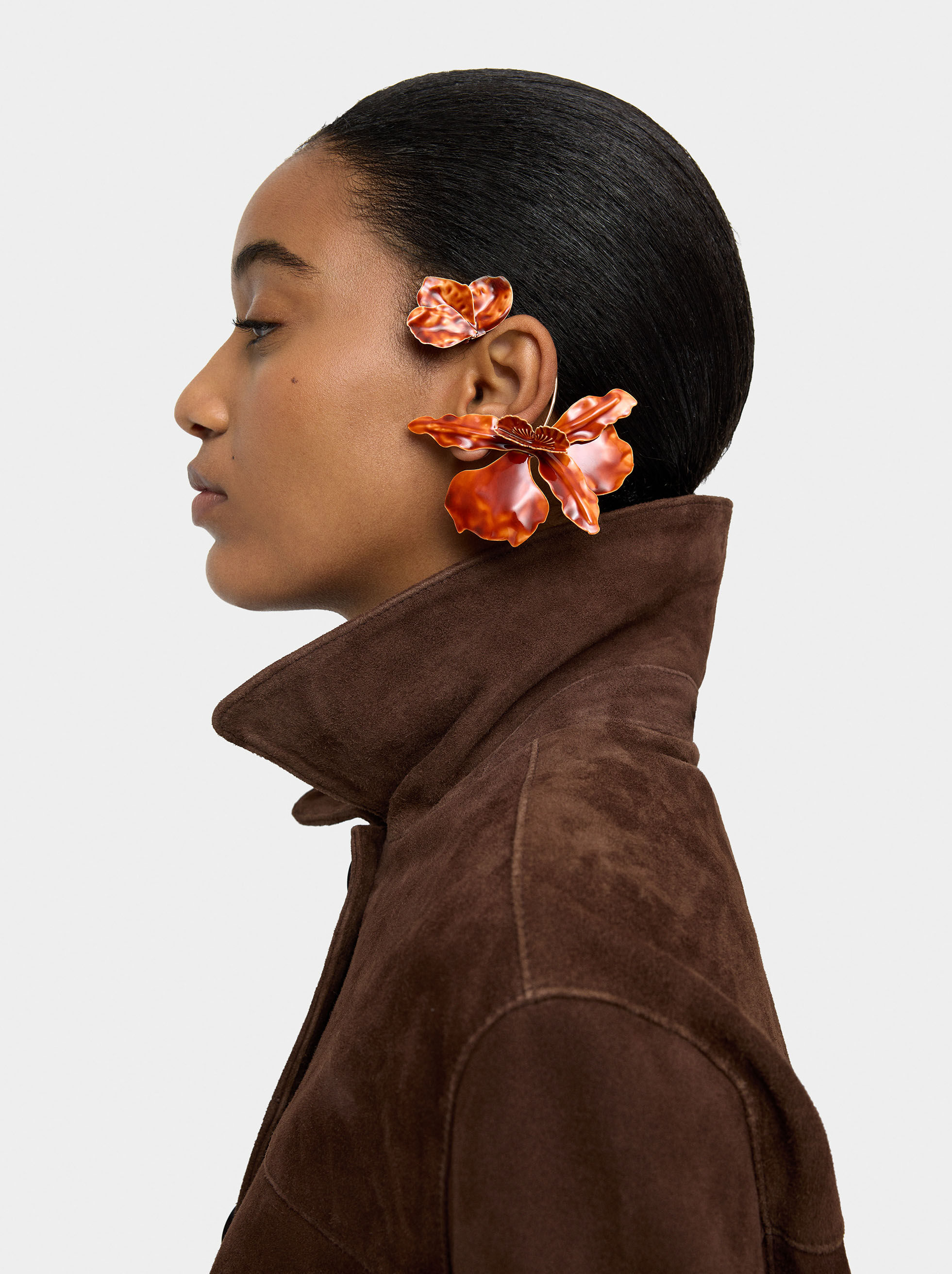 Orecchino tipo earjacket con fiori smaltati