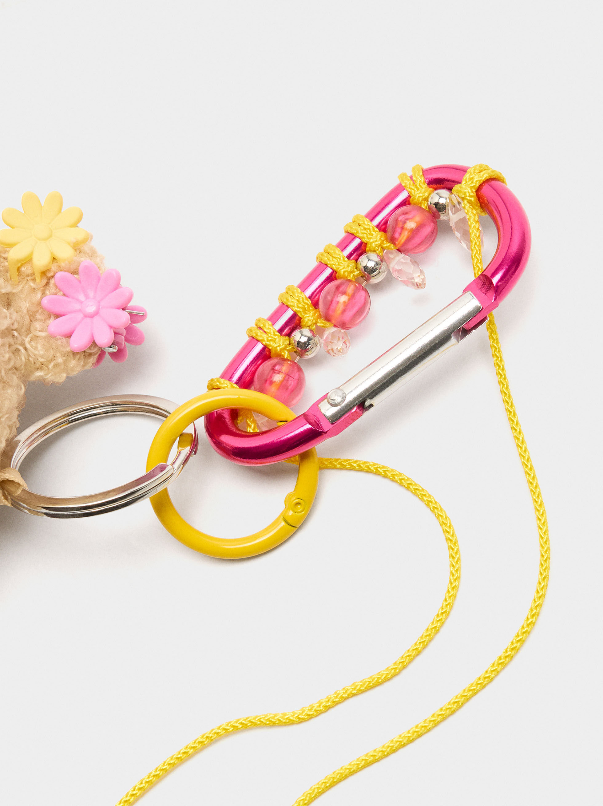 Portachiavi charm orsetto con valigie e auricolari