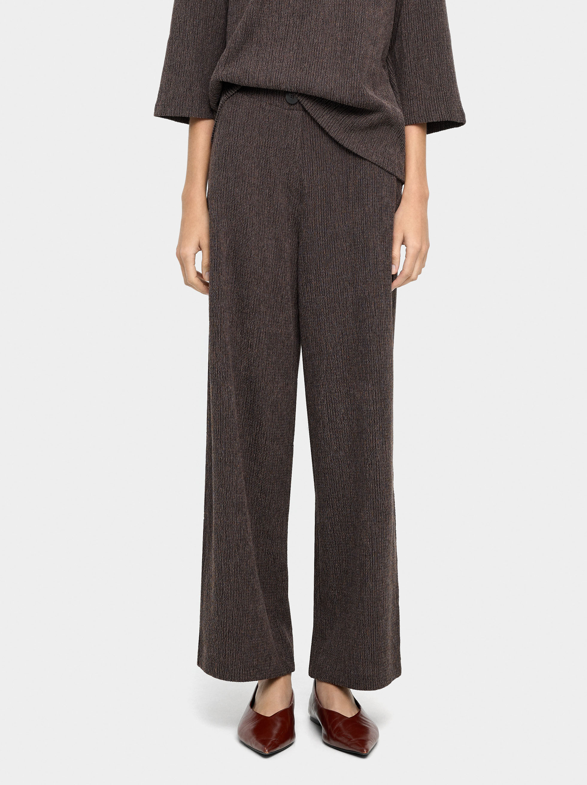 Pantaloni con tasche e texture