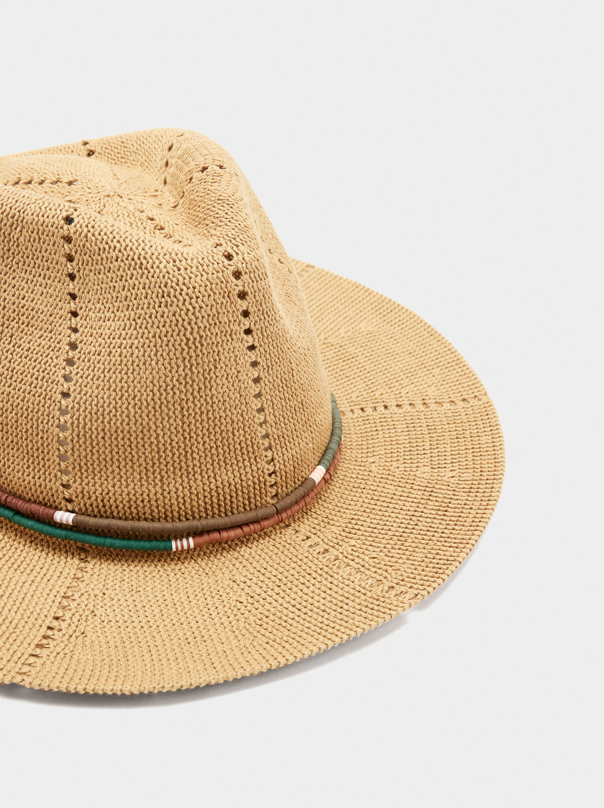 Cappello in maglia con dettaglio di perline