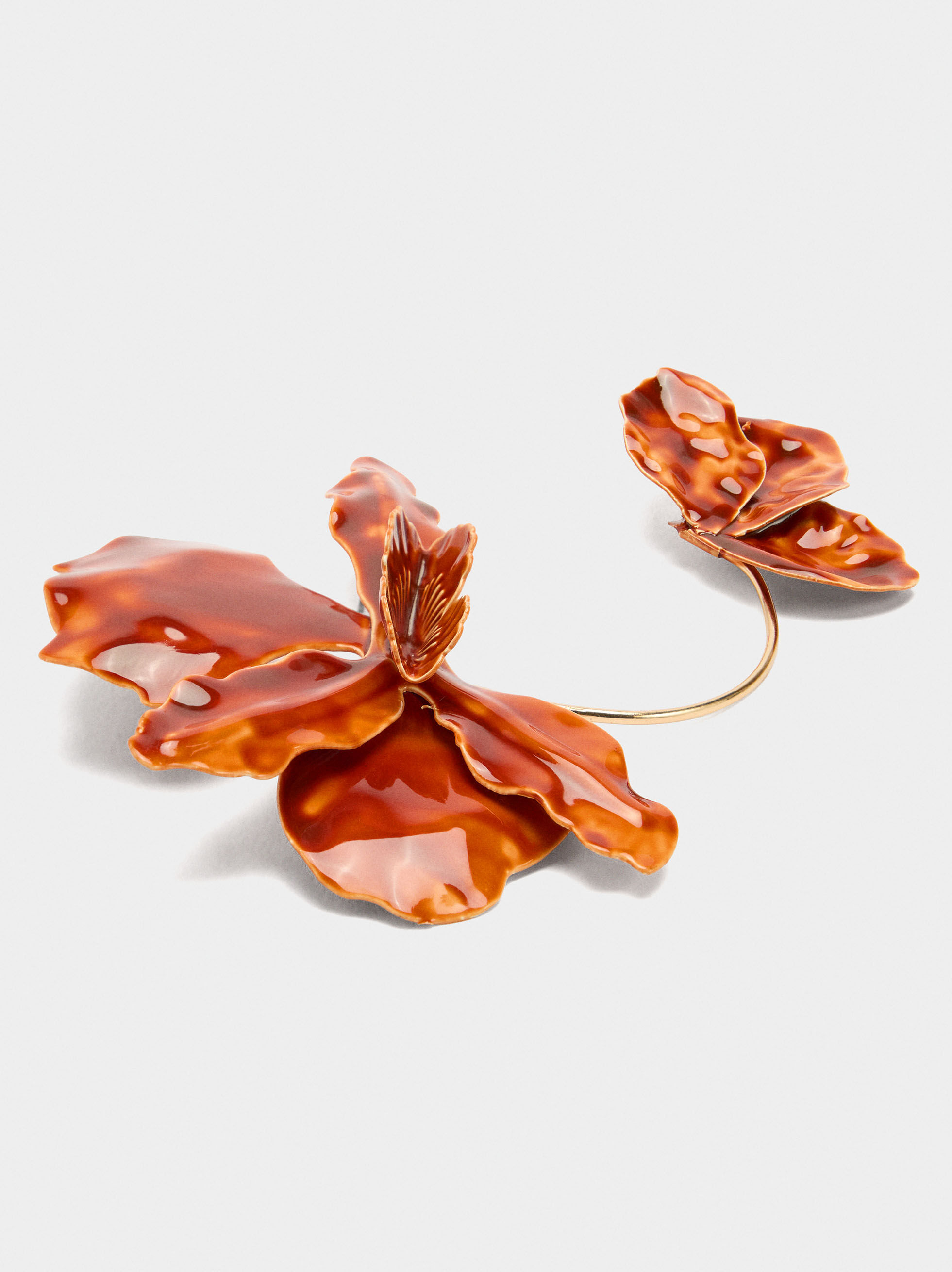 Orecchino tipo earjacket con fiori smaltati