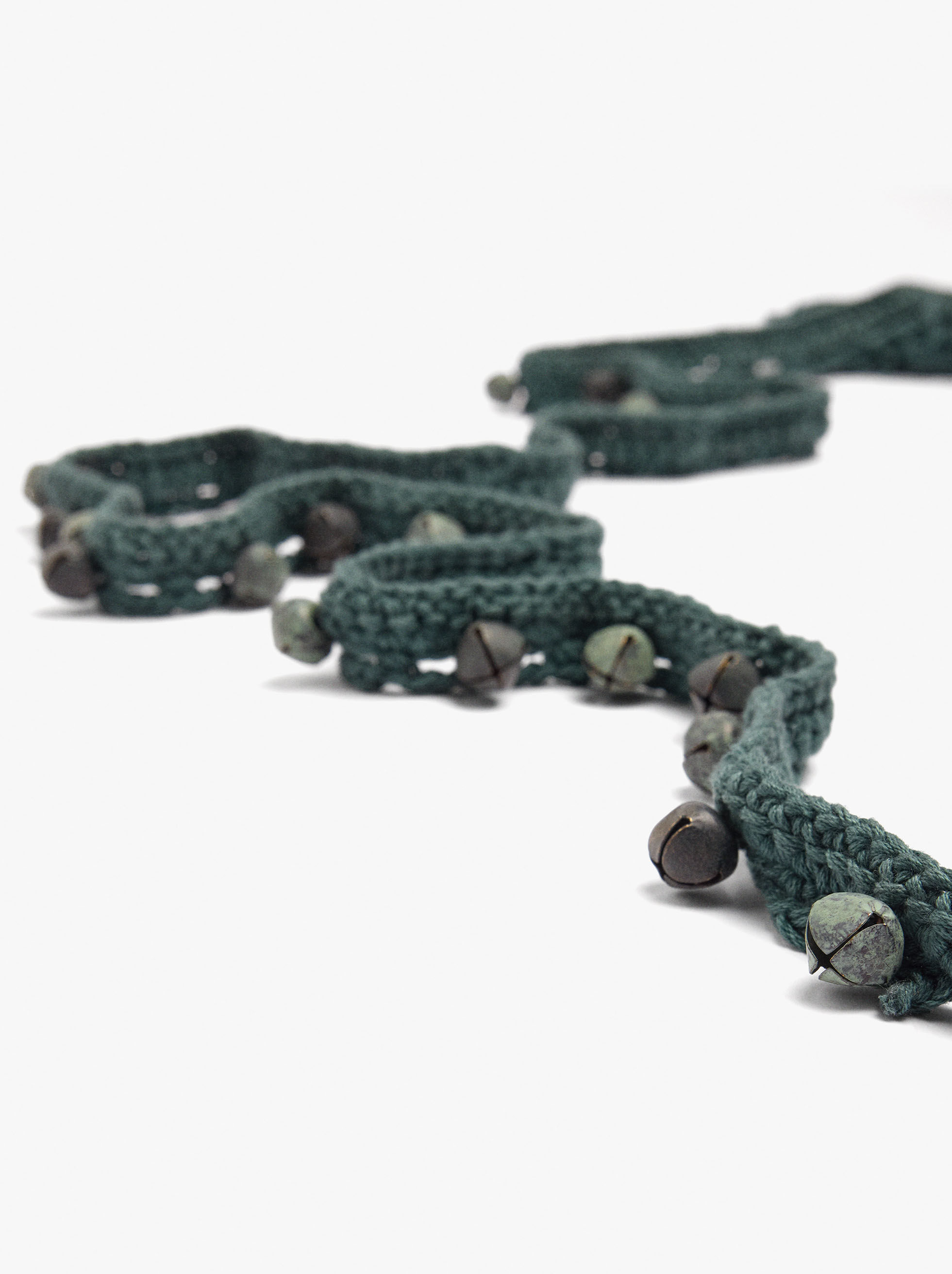 Collare multipurpose in crochet con sonagli