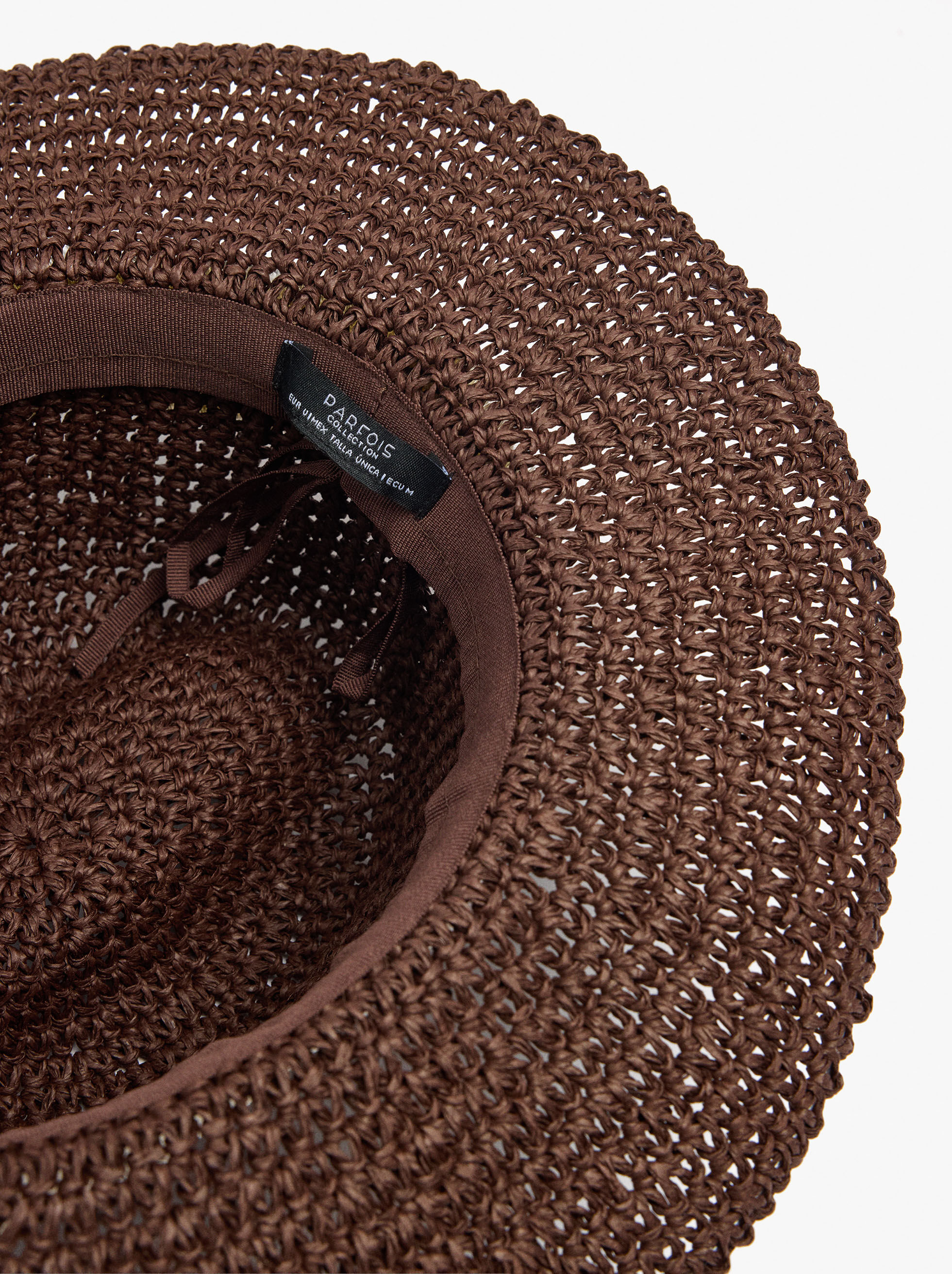 Cappello effetto paglia con nastro in tessuto