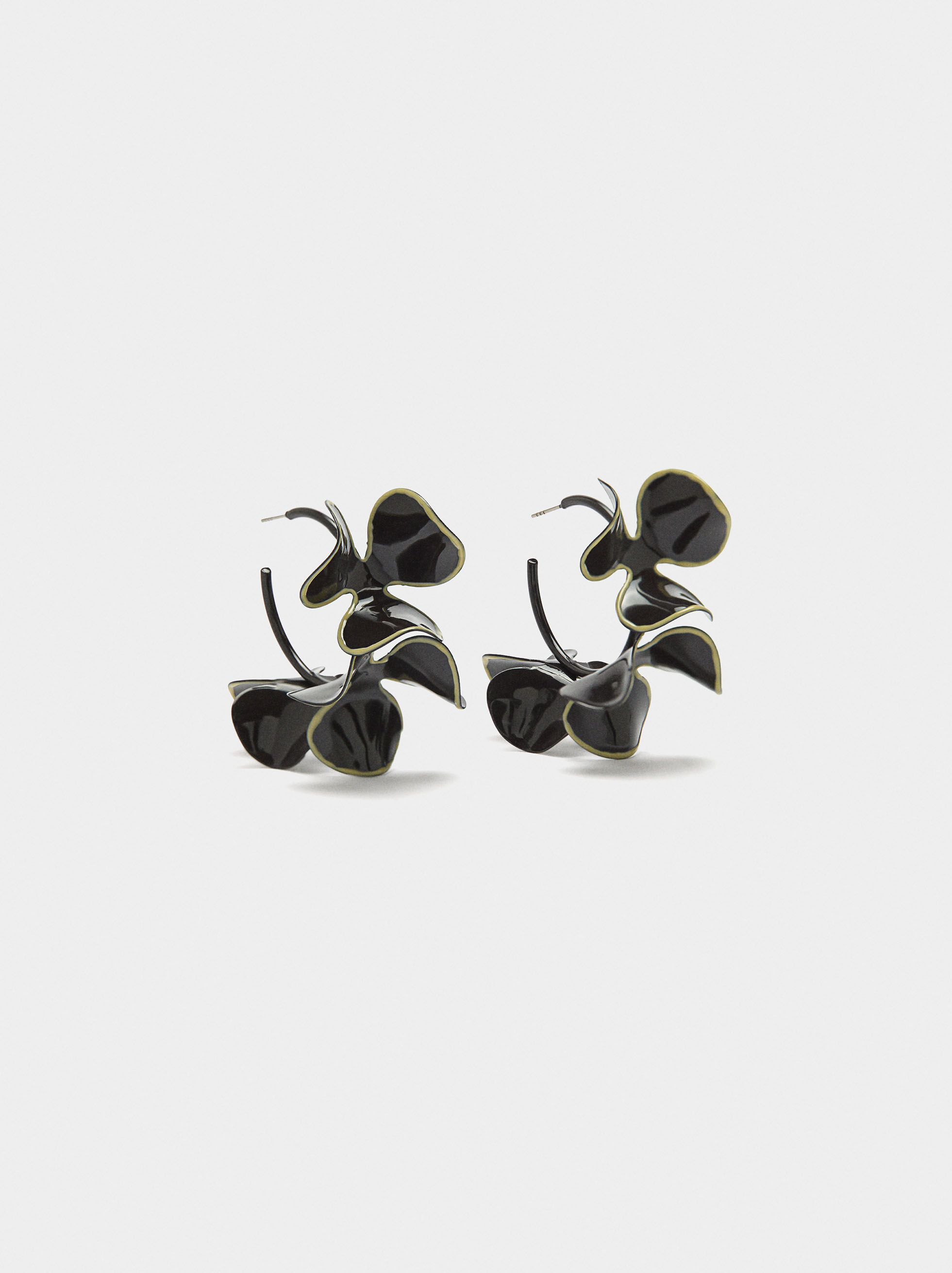 Orecchini con fiori smaltati