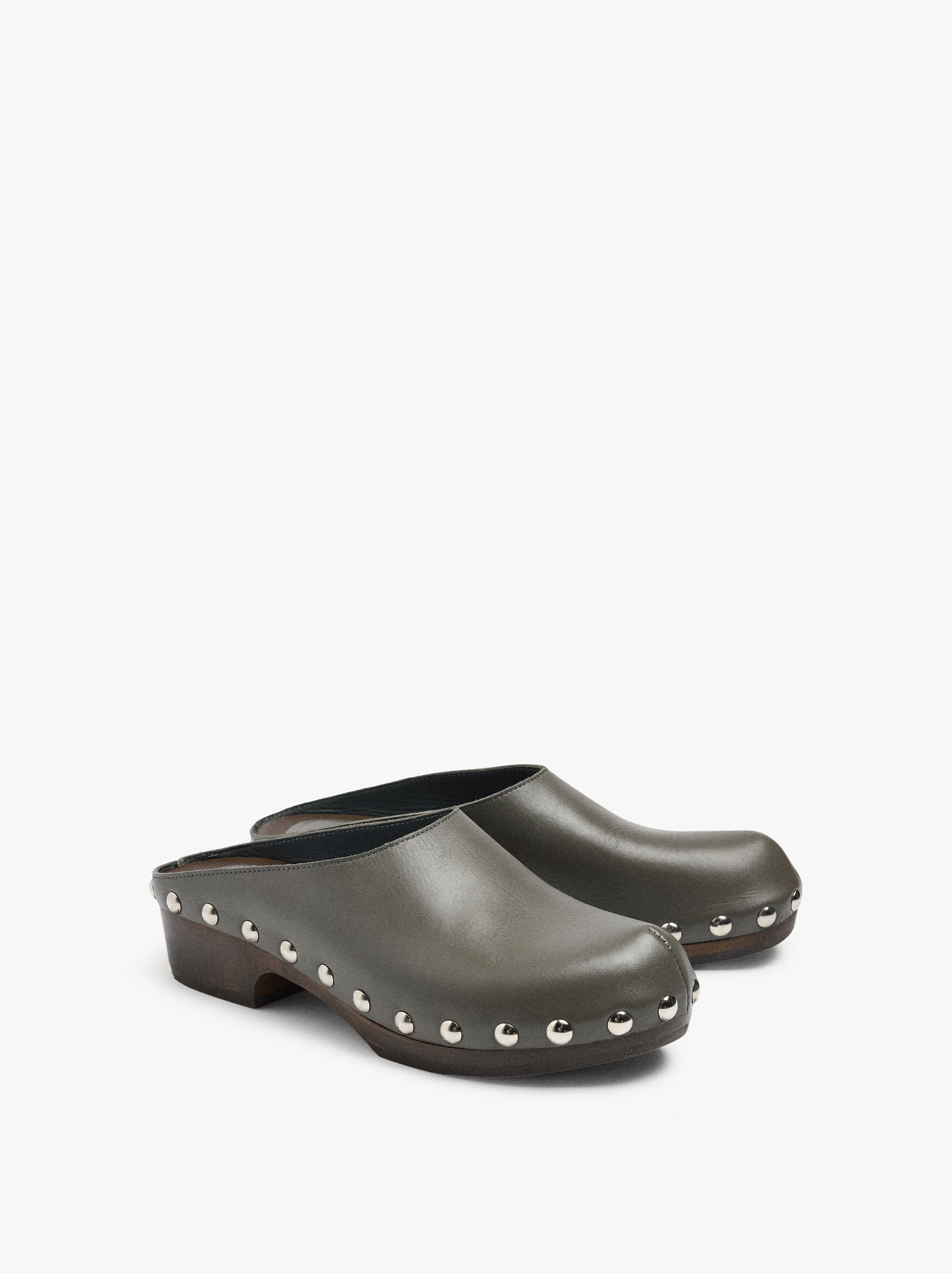 Pantofole in pelle con chiodini