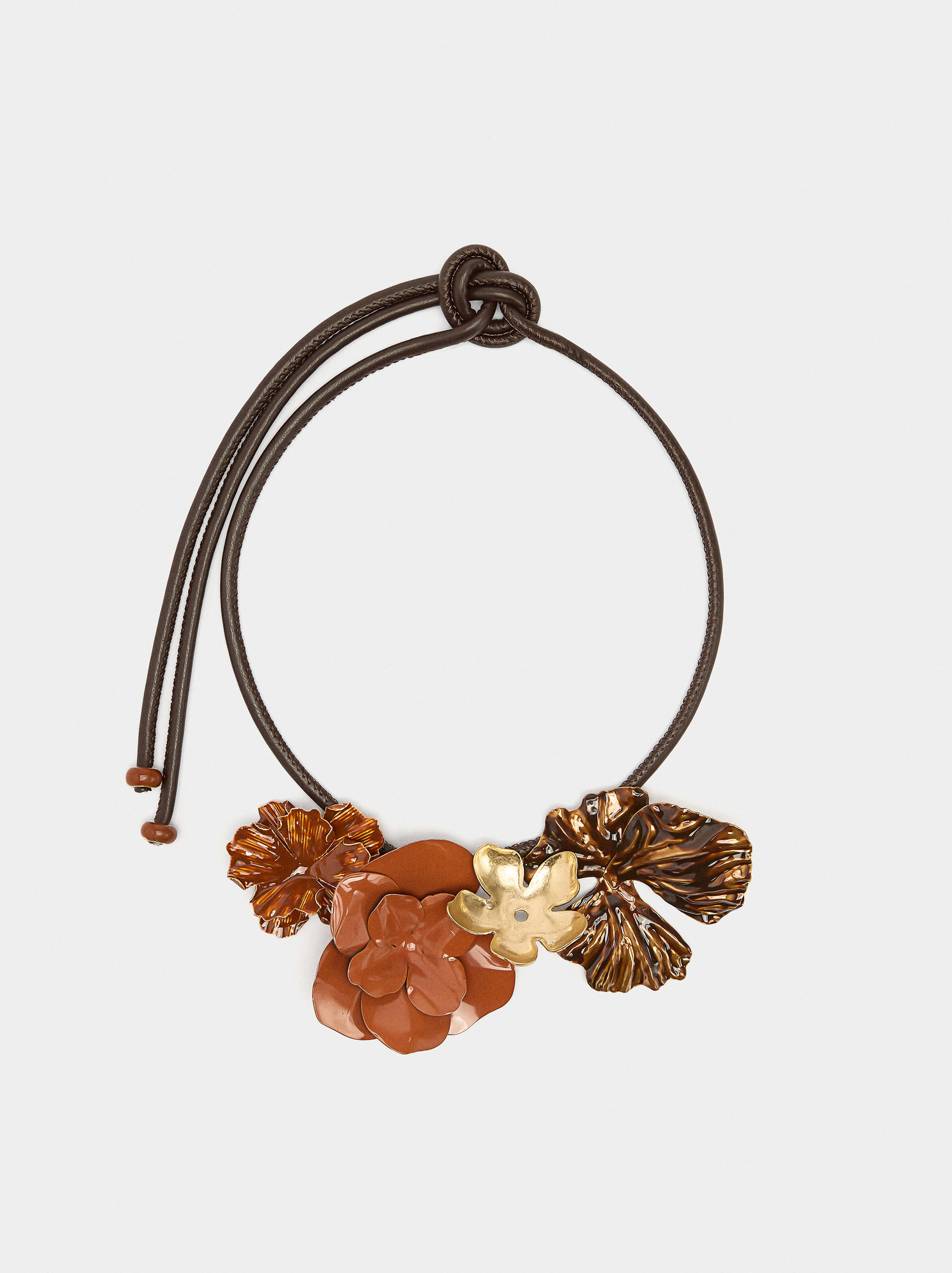 Collana con cordoncino con fiori smaltati