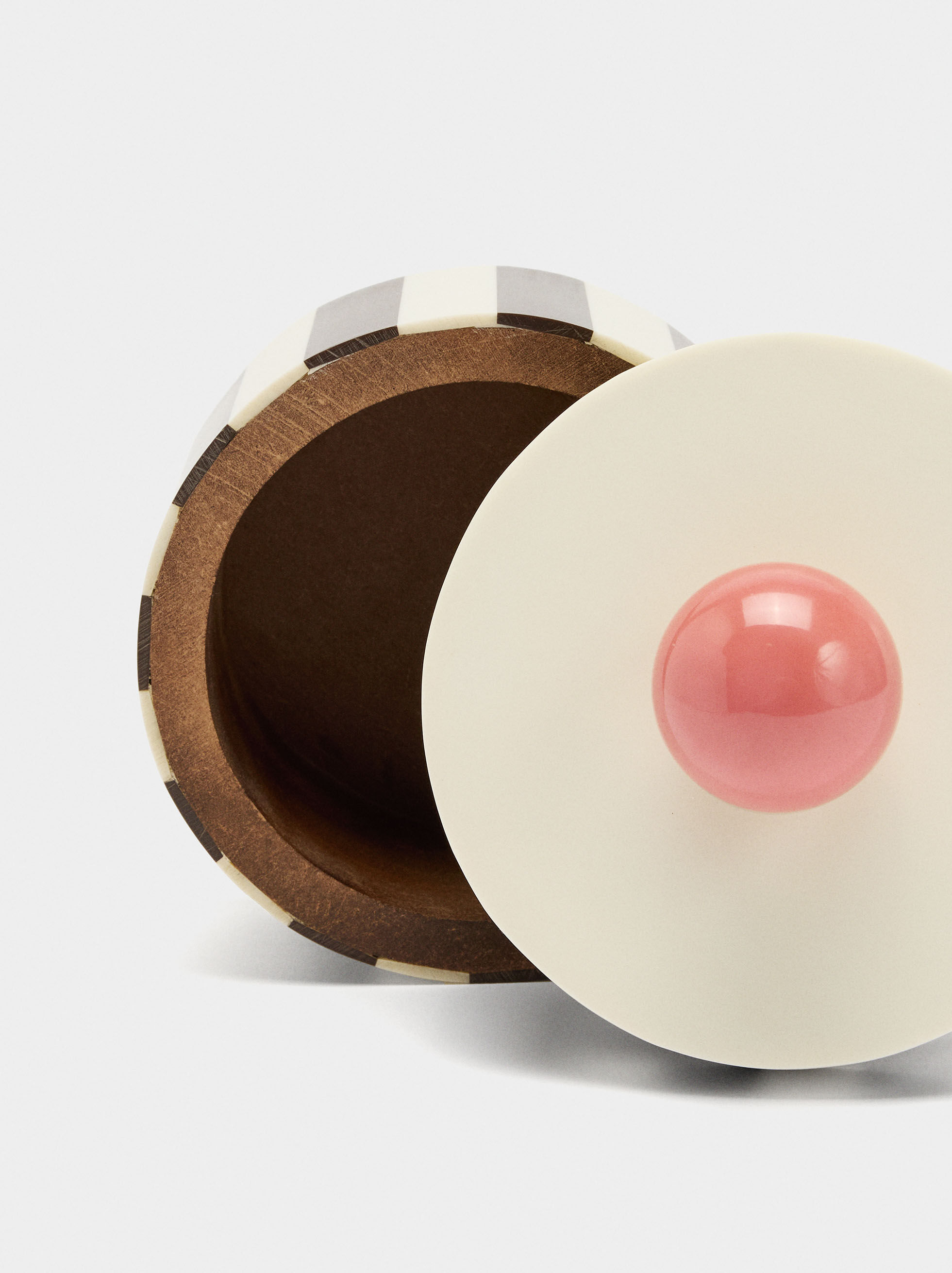 Scatola portagioie a righe con sfera