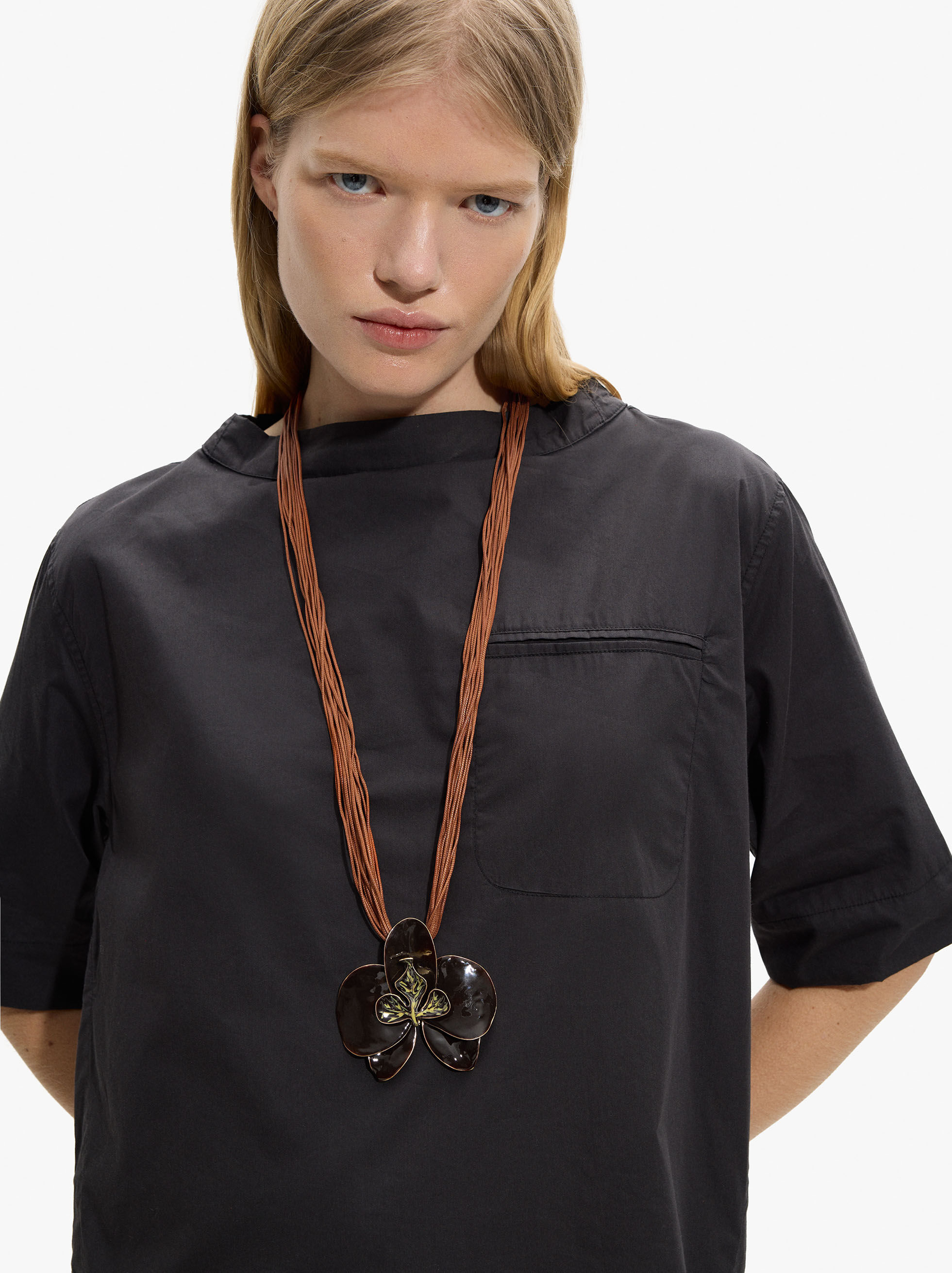 Collana multicolore con pendente flore