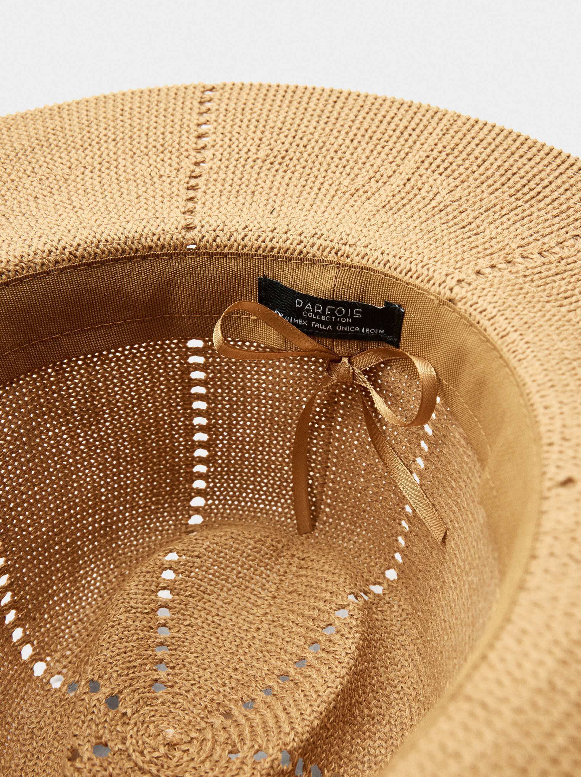 Cappello in maglia con dettaglio di perline