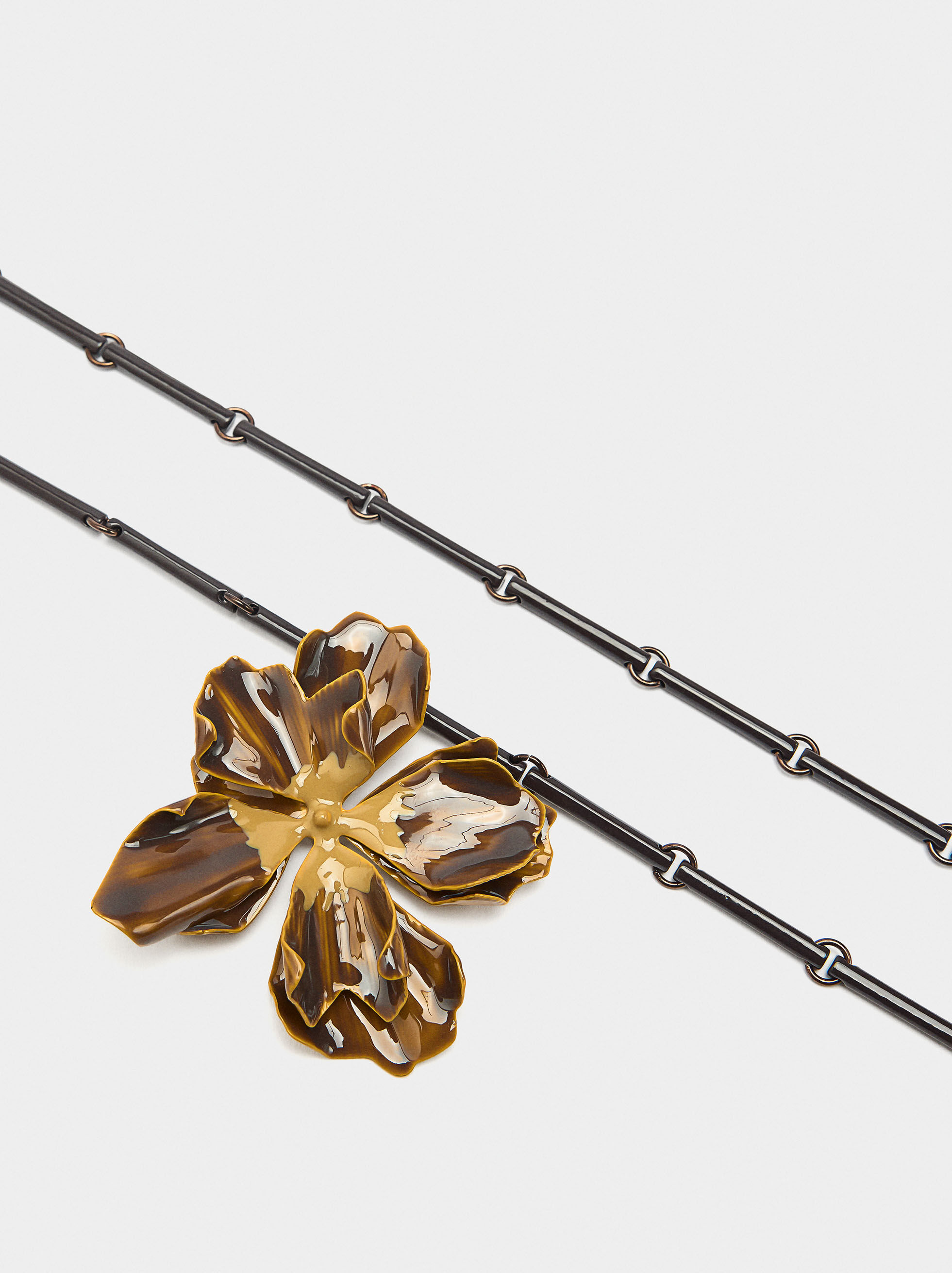 Collana corta doppia con fiore