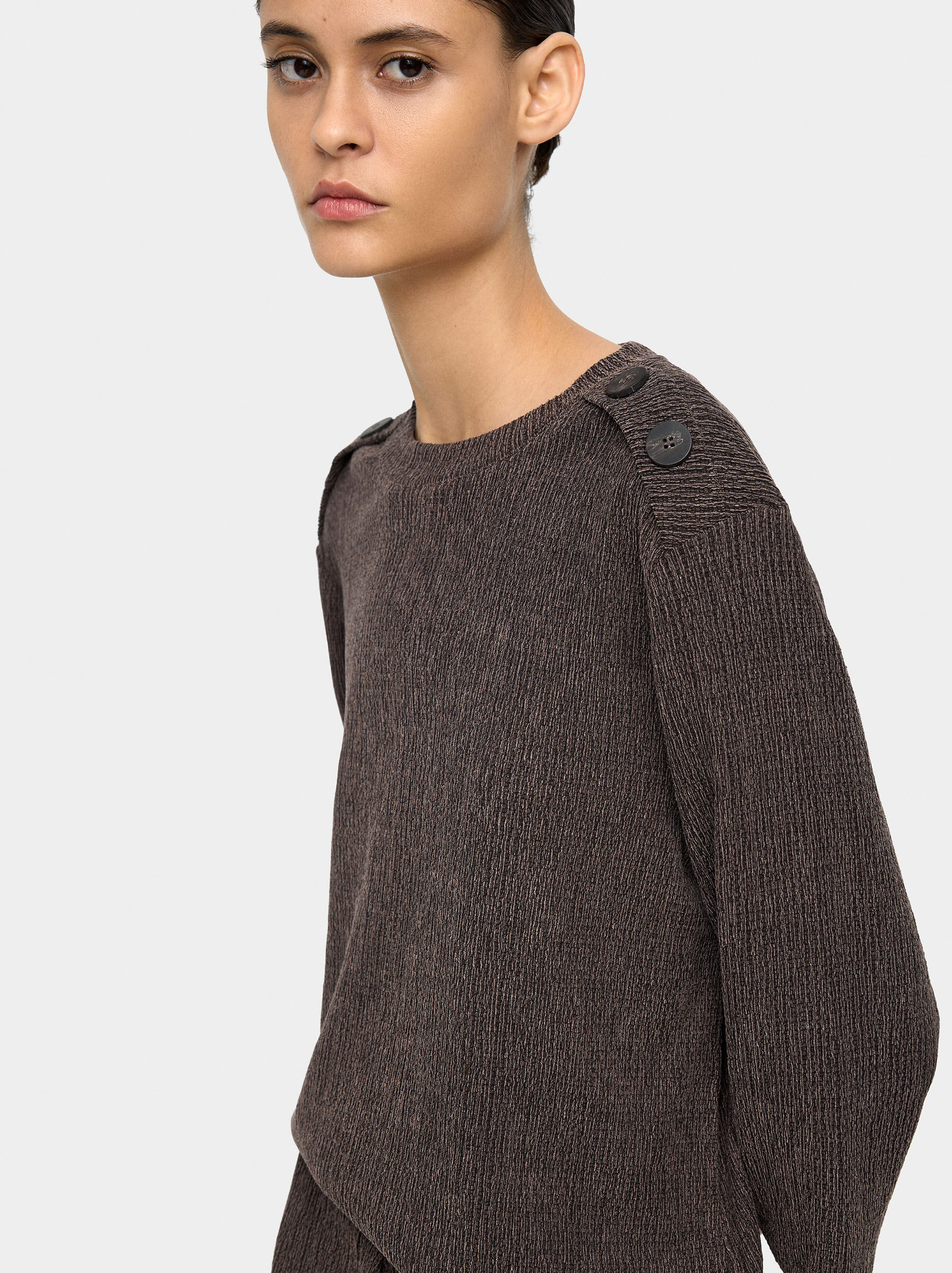Maglia con texture e dettaglio bottoni sulle spalle